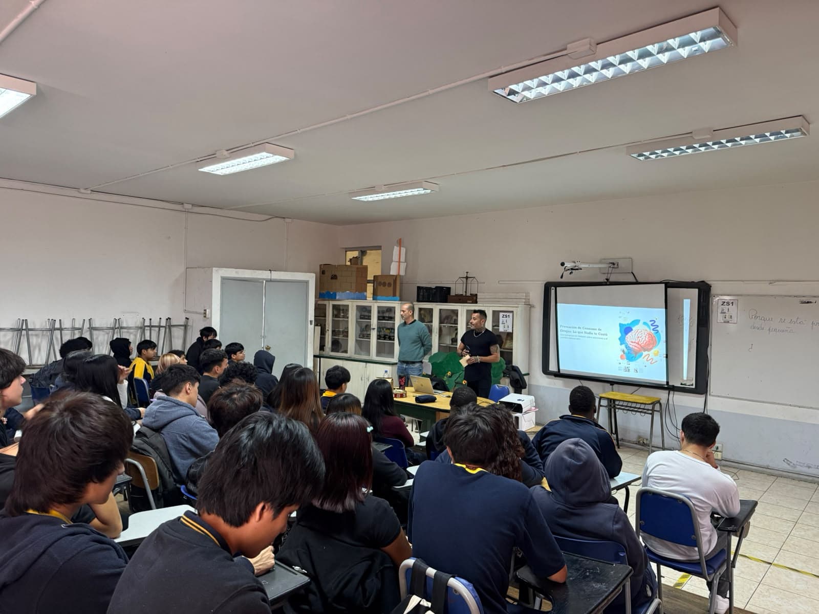 Relatores de Zona Cero exponiendo sobre prevención de drogas en el Liceo Gabriela Mistral de Independencia